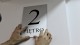 tabliczki z numerami pięter w budynku