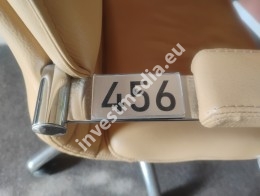 Chair numbers with replaceable content