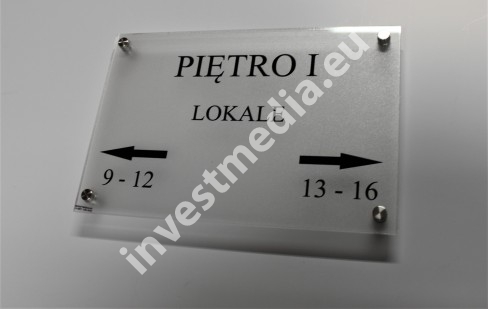 Plates indicating the direction of the apartment number