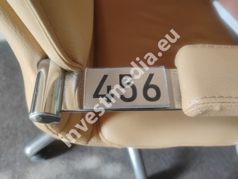 Chair numbers with replaceable content
