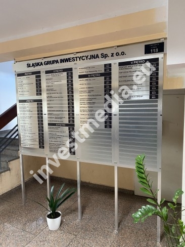 Mobile information board with a list, adjustable on wheels