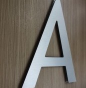 litery z aluminium