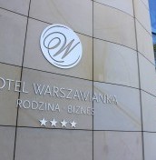 logo przy wejściu do hotelu