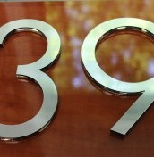 cyfry oznaczające numer piętra