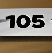 tabliczka biało czarna z numerem pokoju