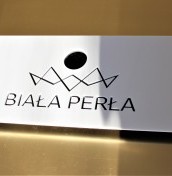 tabliczka z logo hotelu