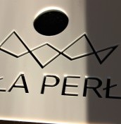 tabliczka z logo hotelu na recepcji