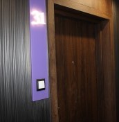 panel z numerem drzwi świecący