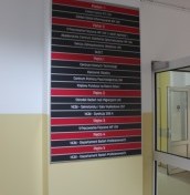 tablice informacyjne wewnątrz budynku