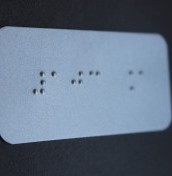 tabliczki aluminiowe z braillem wyciskanym w aluminium