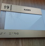 tabliczka braillea z wymienną informacją
