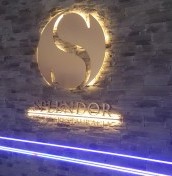 logo hotel świecące na recepcji