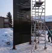 totem, pylon przed wjazdem do firmy