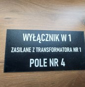 tabliczka grawerowana na wyłącznik prądu