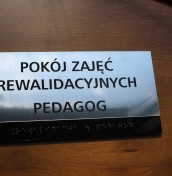 numerki na drzwi dla niewidomych i słabowidzących braillea