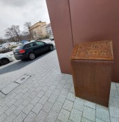 Typhlographic plan for the blind and visually impaired with Corten steel braille