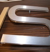 Logo litery na elewacje aluminium stal mosiądz