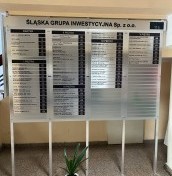 Mobile information board with a list, adjustable on wheels