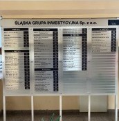 Mobile information board with a list, adjustable on wheels