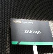 tabliczki z logo na parkingu